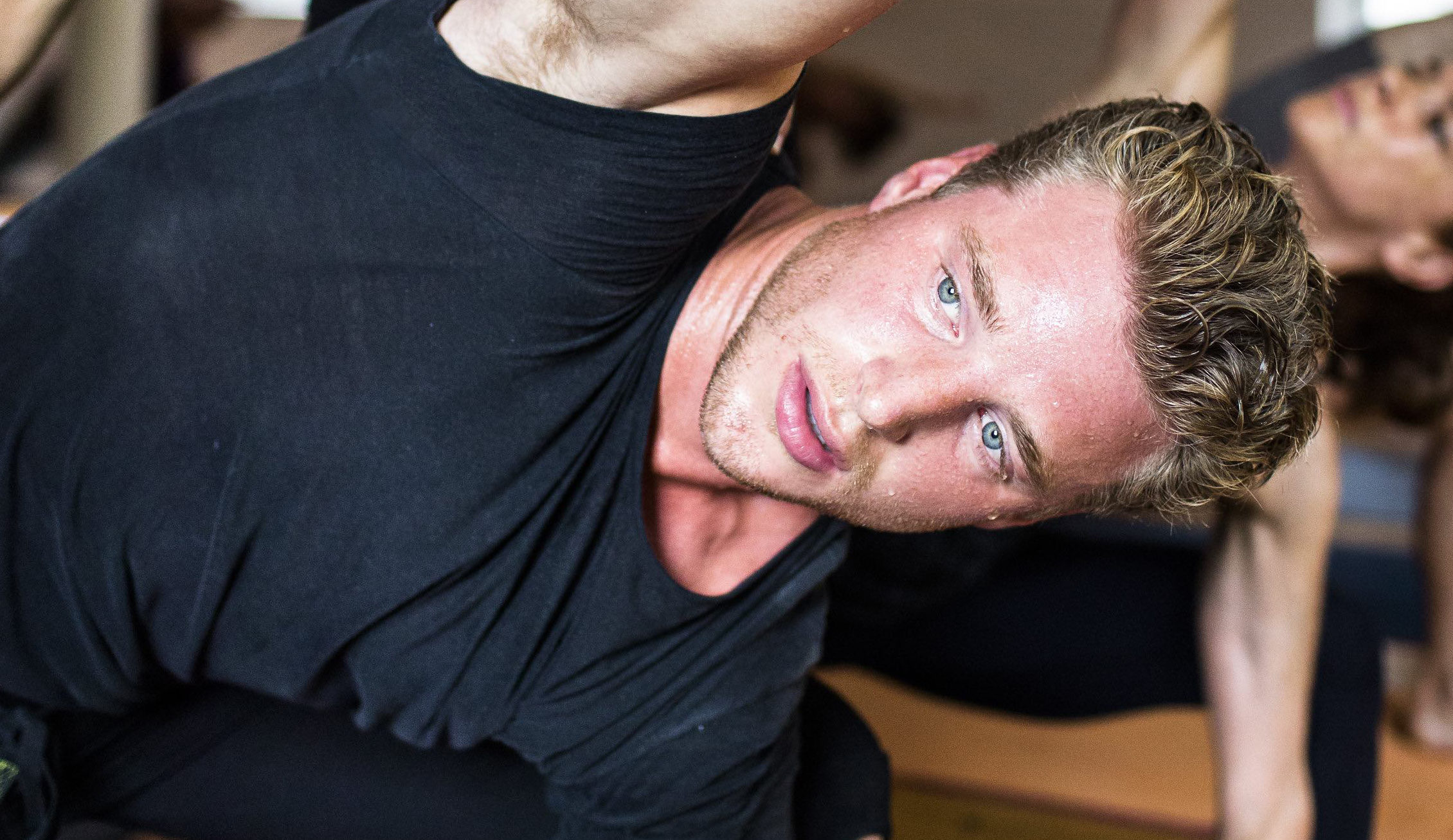 power-yoga-caroline-twist